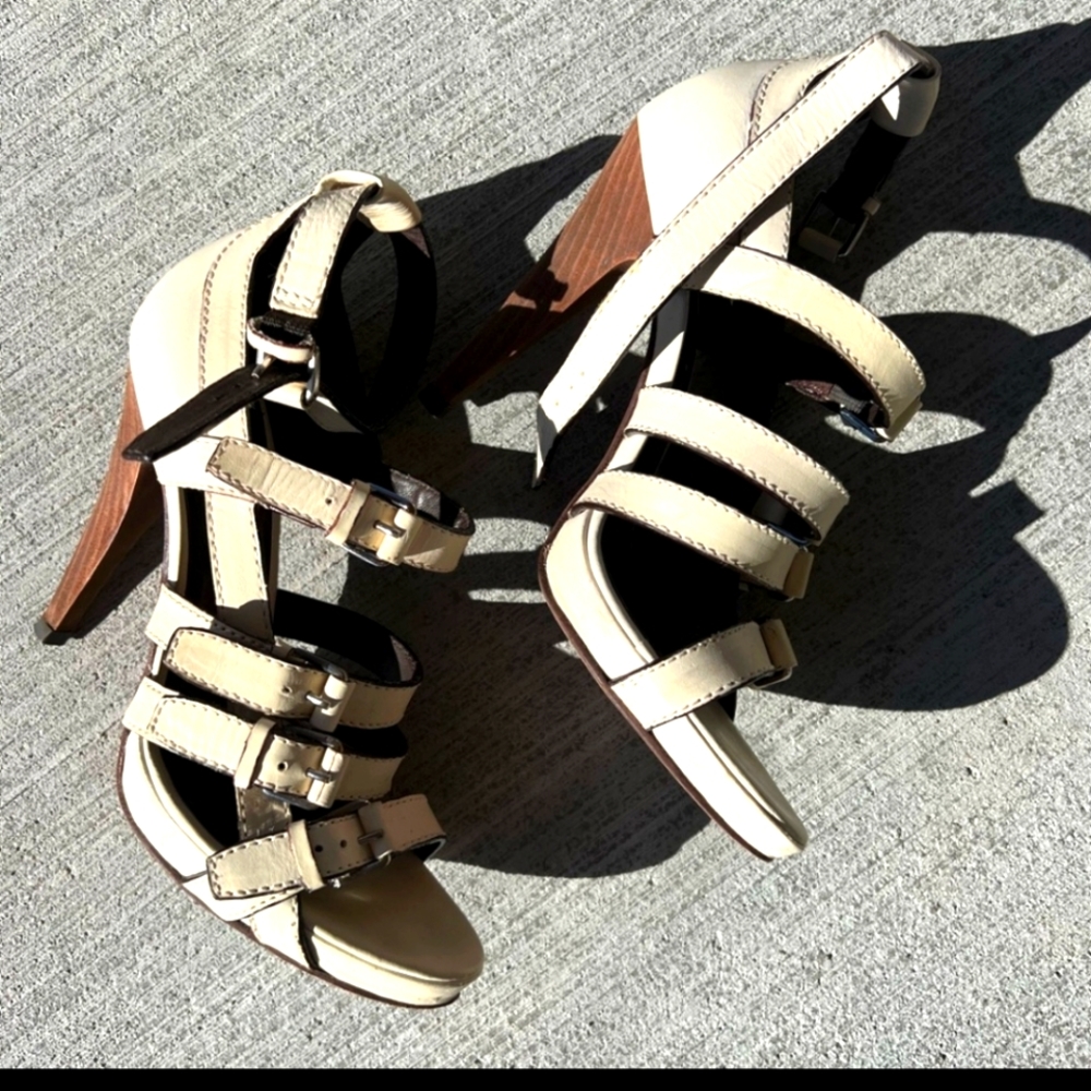 BRAND NEW 🏷BCBGMAXAZRIA CREAM LEATHER HEELS
